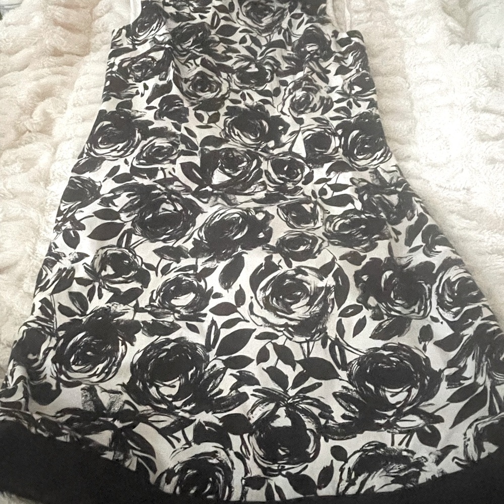 Tahari size 8 black/white floral